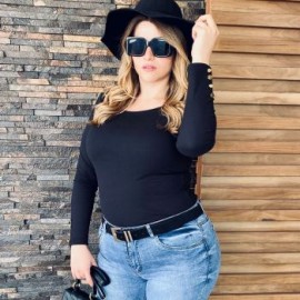 Blusa cuello barco clásico y botones en manga 3300